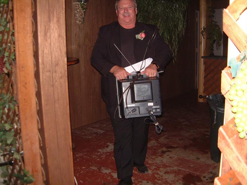 2003/10(Oct)/03(Urbik-Wedding)/800x600_2003-10-05 22-38-19.JPG